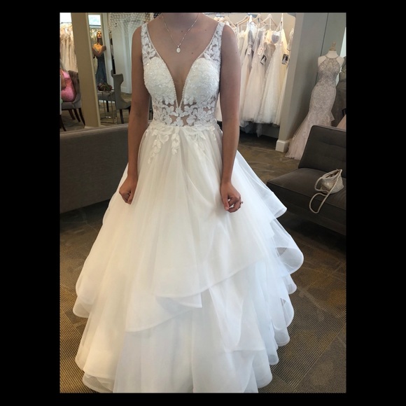 New Unaltered Wedding Dress - Picture 2 of 6